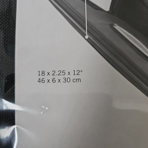 Case Logic VNC-17 Value Slimline 17-inch Laptop Case (Black) - Picture 11 of 12